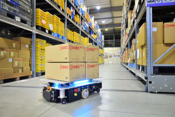 Mobiler Roboter mit sicheren SWD® 125 Antriebsrädern, in der Lage, bis zu 500 kg sicher zu transportieren. IDEC_EZ-WHEEL_SWD-125_mobile-robot-equipped