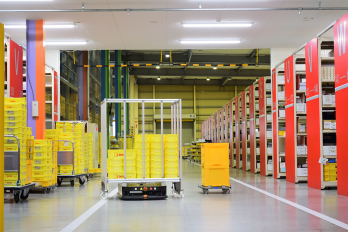 AGV mit SWD® 125 Rädern und allen notwendigen Schutzeinrichtungen, damit Bediener sicher arbeiten können. IDEC_EZ-WHEEL_SWD-125_AGV-and-all-necessary-safety-devices