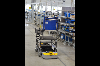AGV im virtuellen Spurfolgemodus, speziell für die Versorgung von Montageplätzen mit Bauteilen und Baugruppen. IDEC_EZ-WHEEL_SWD-125_AGV-using-virtual-line-following-mode