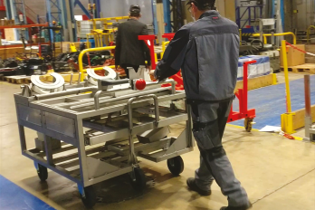 Motorisierter Industrietrolley, der Lasten von über 500 kg bewegen kann. IDEC EZ WHEEL AWD 150 heavy loads industrial trolley