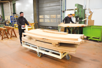 Motorisierter Wagen für den werkstattübergreifenden Transport von Bauteilen mit variablen Volumen. IDEC EZ WHEEL AWD 150 inter workshop motorized trolley