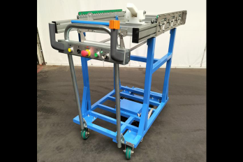Chariot porte-outils motorisé, équipé d’une roue AWD® 150 antidérapante, d’un bouton On/Off, ainsi que de fonctions déportées : témoin de charge de la batterie et prise de recharge. IDEC EZ WHEEL AWD 150 motorized tool cart