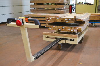Motorisierter Hubwagen mit konstantem Boden, ausgestattet mit einem AWD® 150-Rad und einem vollständigen Bedienpult. IDEC EZ WHEEL AWD 150 motorized trolley telescopic arm