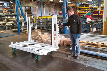 Chariot mono-versant à assistance électrique, équipé d’une commande au pouce, de boutons de contrôle et d’un arrêt d’urgence. IDEC EZ WHEEL AWD 150 Single sided trolley with electric assistance