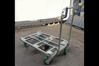 Chariot motorisé équipé d’une roue électrique centrale AWD® 150 et d’une commande de contrôle ergonomique. IDEC EZ WHEEL AWD 150 trolley ergonomic control unit