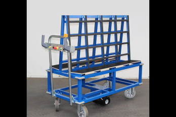 Chariot bi-versant motorisé, équipé d’une roue électrique AWD® 150 et d’un pupitre de commande ergonomique. IDEC EZ WHEEL AWD 150 trolley motorized bi directional tipping trolley