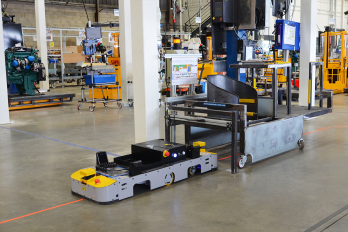 Mobiler Roboter mit ez-Way Navigationssoftware, speziell für den Wagenzugbetrieb in einem Automobilmontagewerk. IDEC_EZ-WHEEL_SWD-125_Mobile-robot-dedicated-to-transporting-heavy-loads