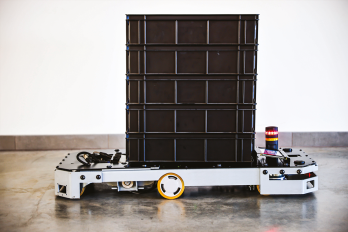 Mobiler Roboter mit zwei SWD® 125 Rädern, einem IDEC SE2L Sicherheitslaserscanner und einem LD6A Leuchtturm, zur Unterstützung der Konformität mit der Sicherheitsnorm ISO 3691-4. IDEC_EZ-WHEEL_SWD-125-Mobile-robot-supporting-compliance-with-ISO-3691-4-safety-standards