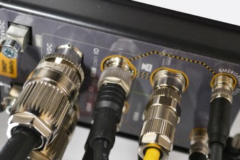 Le SWD® Safety Hub, boîtier central d’interconnexion, permet un branchement intuitif. Le SWD® Safety Hub, boîtier central d’interconnexion, permet un branchement intuitif.