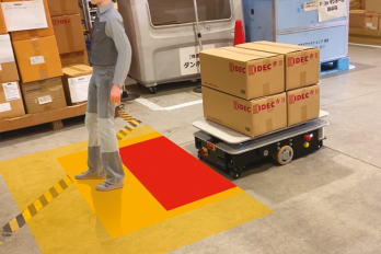 Die SWD® 125 Räder sind mit einem zertifizierten Sicherheitscontroller ausgestattet, der Signale von den Sensoren des Roboters verarbeitet, um gefährliche Bewegungen zu verhindern. IDEC_EZ-WHEEL_SWD-125_equipped-with-a-certified-safety-controller